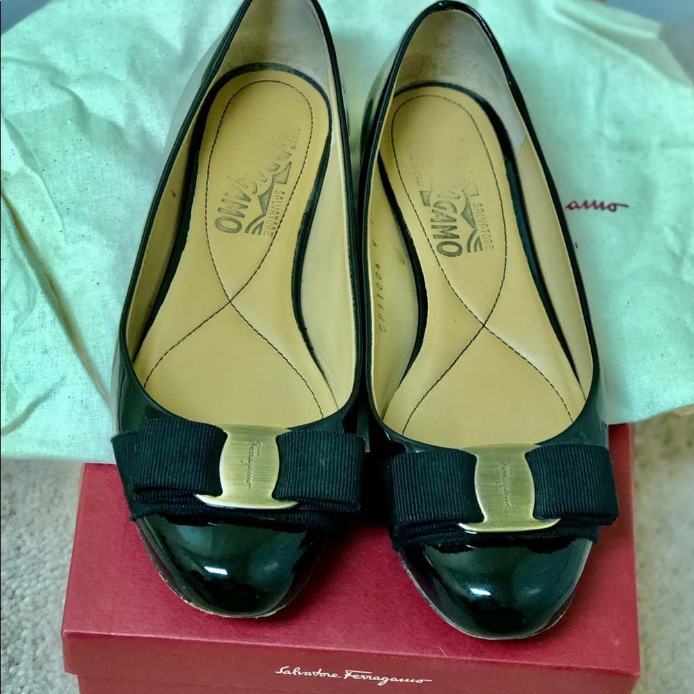 Salvatore Ferragamo Varina Flats (Black)